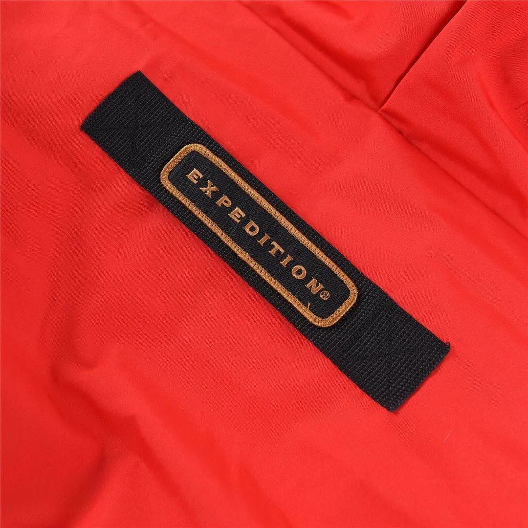 P780 with dust bag) Canada Goose Canada Goose #Expedition expedition parka classic down jacket ➖ Imported 21-count polyester-cotton blended original fabric [last year’s 16-count/18-count hard fabrics have been completely eliminated, this year all use 21-count genuine synchronized fabrics, the soft mid-band feels delicate and textured], genuine synchronized Feather-Light 10D waterproof coated fabric, made of 84.5% polyester fiber and 15.5% cotton, 100% the best feel in the entire network! ➖ The genuine official website is synchronized with the national standard 80 white duck down, you can check the official website customer service, there will never be a series of misleading claims such as 90 down or goose down! ➖ Using the best nylon lining with double double-layer sealing design, velvet-proof No. 7 needle + grid-filled down ready-made garments, there is 100% no so-called velvet running! ➖ The cuffs are designed with thickened seamless threads, and the collar and pockets are lined with top-quality polar fleece to keep you warm and comfortable! ➖ Yoshida YKK provides original custom-made electroplated sliders. YKK two-way lockable zippers are tight and smooth and will not peel off paint! ➖ 3M composite guarantees that the Velcro is the same as the original, durable, and all accessories and hardware are custom-made! ➖ Imported BEHRINGER embroidery machine to customize the 10,000-needle embroidery logo, 98% of which can be reproduced to restore the original logo. You can check and compare on the official website! ➖ The fur collars are all made of large pieces of Western Canadian blue wolf hide, ensuring that each fur collar is 13-15cm wide! 08 models for men and women SIZE: XS S M L XL XXL